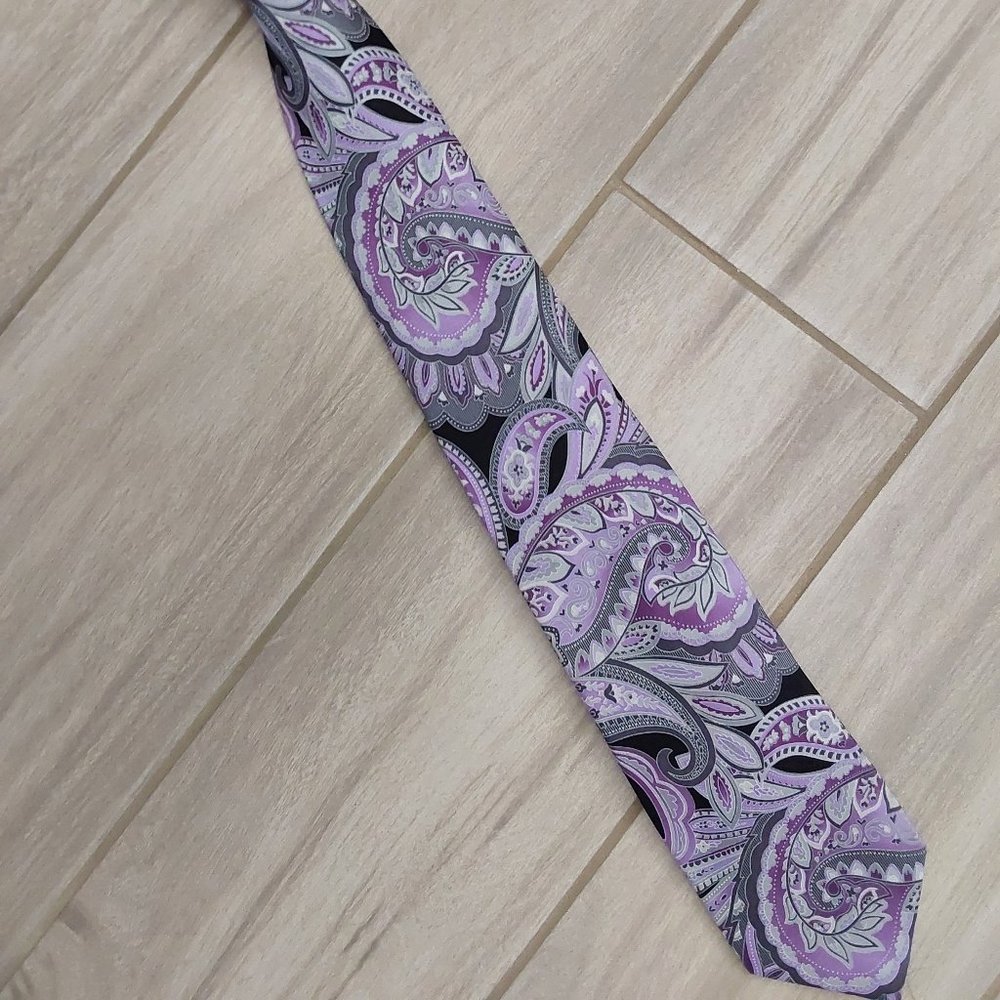 Perry Ellis Portfolio Purple Paisley Handmade Silk Tie.   Size  56x3 1/4